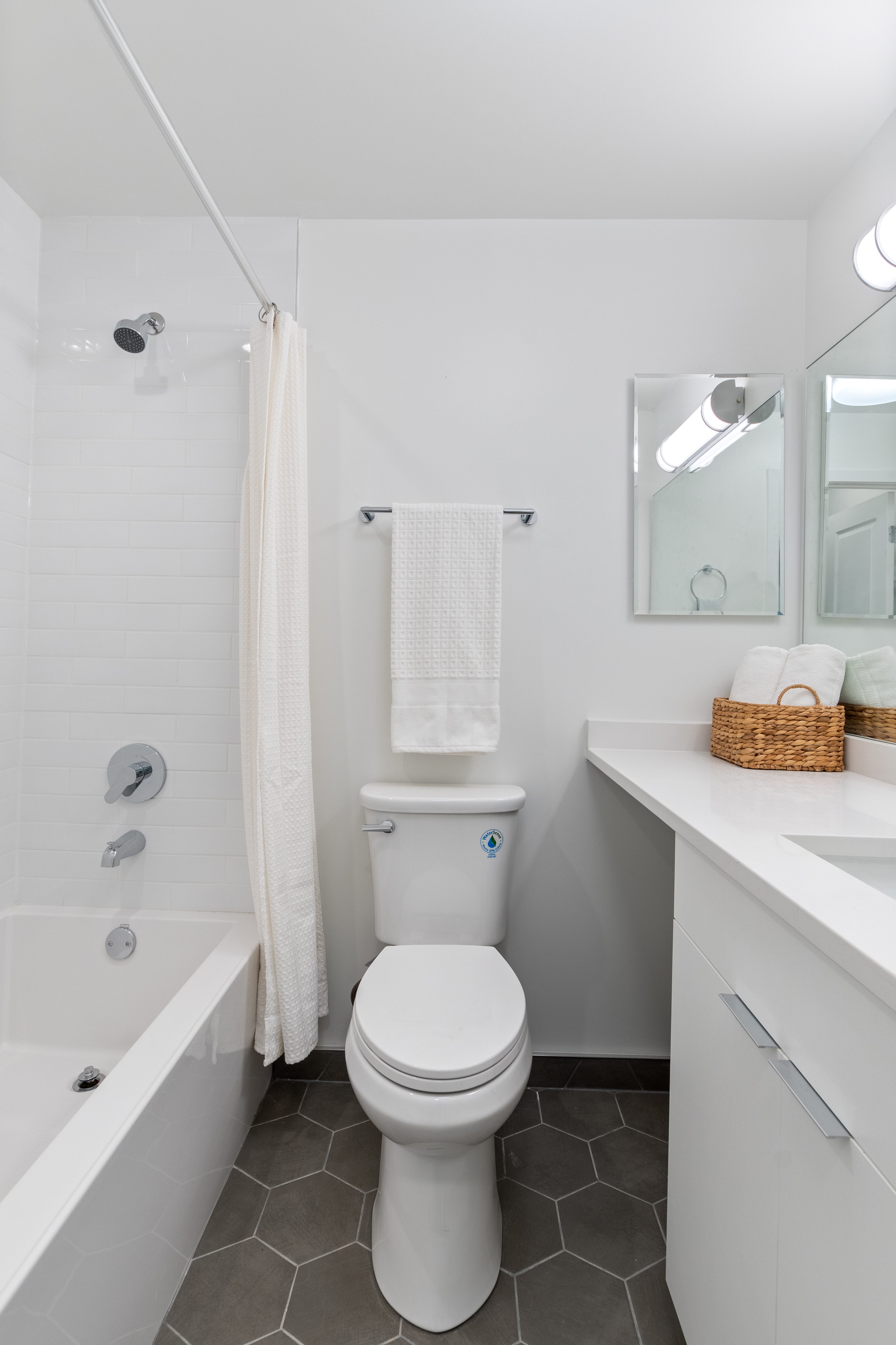 1650 W. Roscoe St. 1650 W. Roscoe St., Chicago, IL 60657 - Leasing by Cross Street